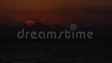 红海上空云层后日出的时间。
